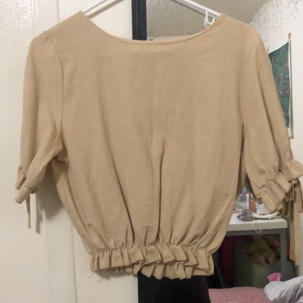 Cute beige cropped tee
